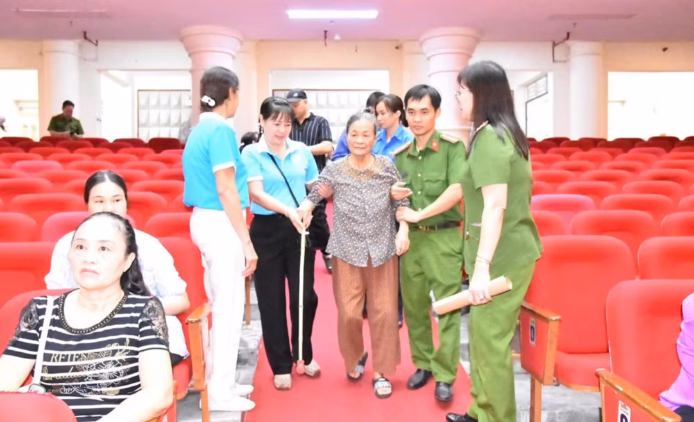 Cán bộ, chiến sĩ Công an tỉnh Phú Thọ triển khai đợt 2 lấy mẫu ADN thân nhân liệt sĩ chưa xác định được danh tính. (Ảnh: CTV)