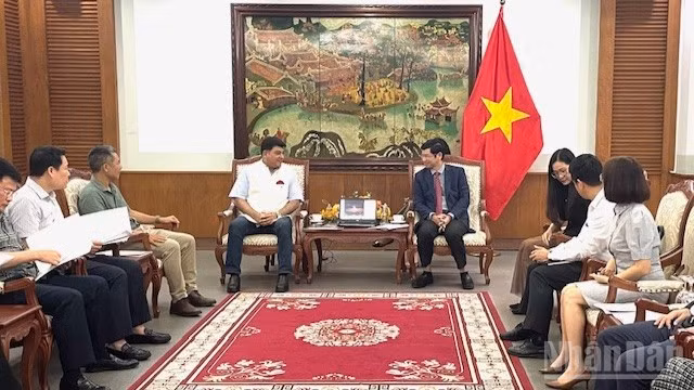 Quang cảnh buổi làm việc. 