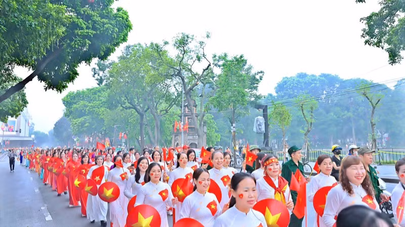 Một sự kiện diễu hành đường phố “Tôn vinh Áo dài Việt” tại Hà Nội do Trung tâm Triển lãm Văn hóa Nghệ thuật Việt Nam (Bộ Văn hóa, Thể thao và Du lịch) tổ chức.