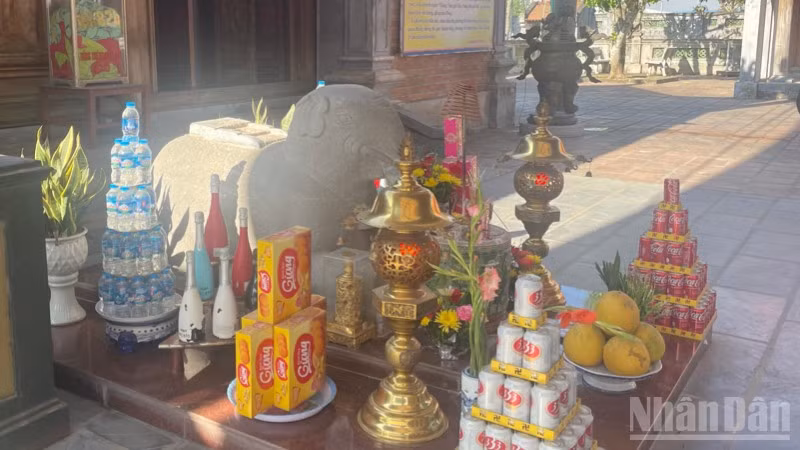 Tượng voi đá được phụng thờ trong Đền A Sào. 
