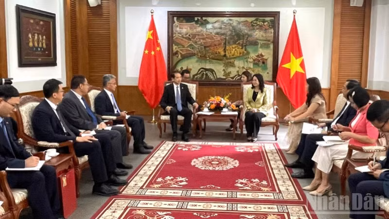 Quang cảnh buổi làm việc. 