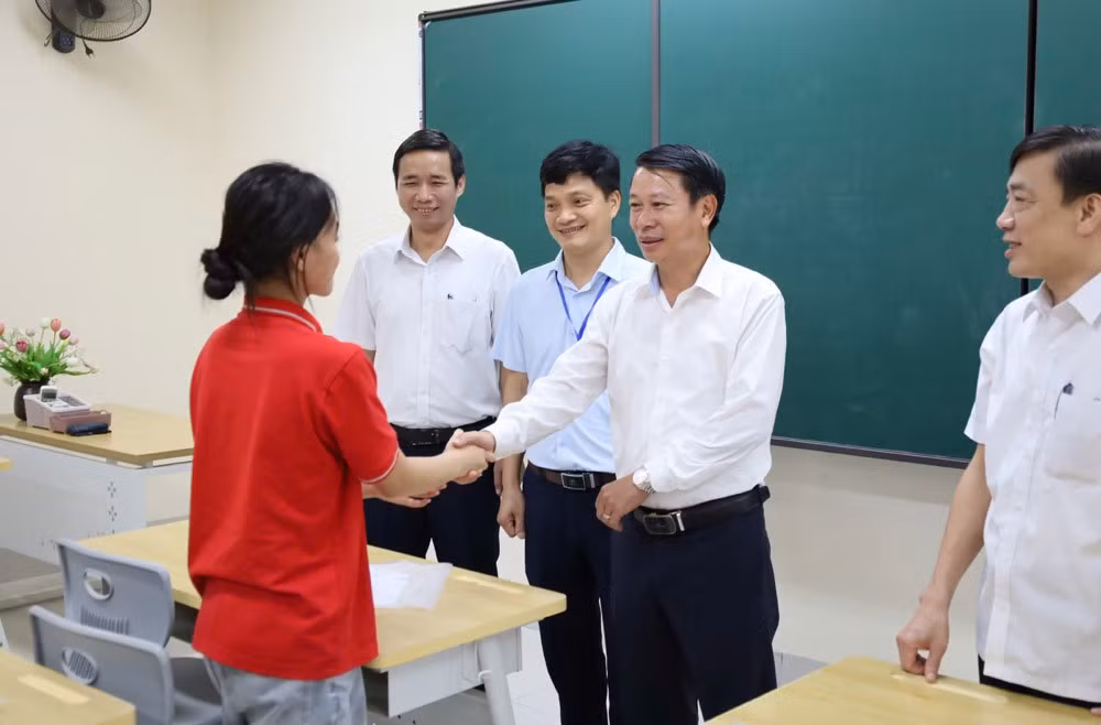 Phó Chủ tịch ủy ban nhân dân tỉnh Phú Thọ Nguyễn Khắc Hiếu thăm hỏi, động viên cán bộ làm thi và thí sinh trường Trung học phổ thông Trần Phú.
