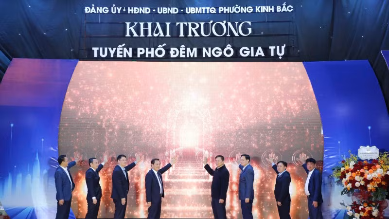 Các đại biểu thực hiện nghi thức khai trương tuyến phố đêm Ngô Gia Tự.