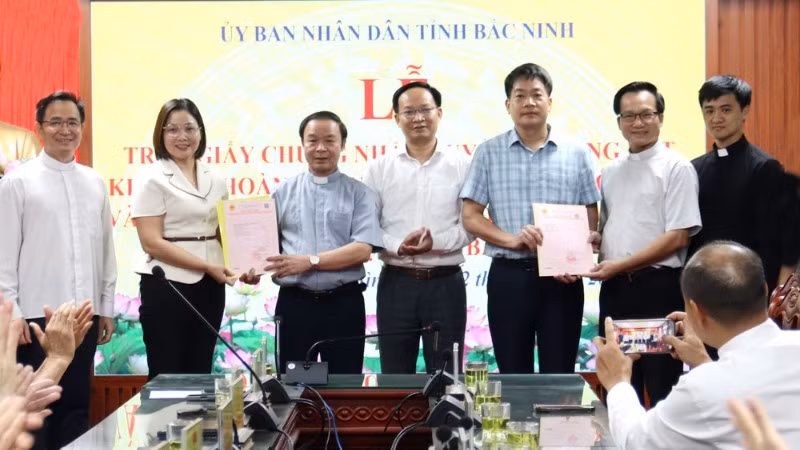 Tỉnh Bắc Ninh tổ chức trao Giấy chứng nhận quyền sử dụng đất khu đất hoàn trả Nhà thờ họ đạo Ngô Thôn.