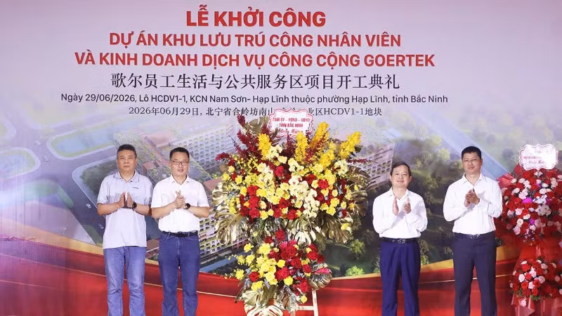 Lãnh đạo tỉnh Bắc Ninh tặng hoa chúc mừng lễ khởi công.