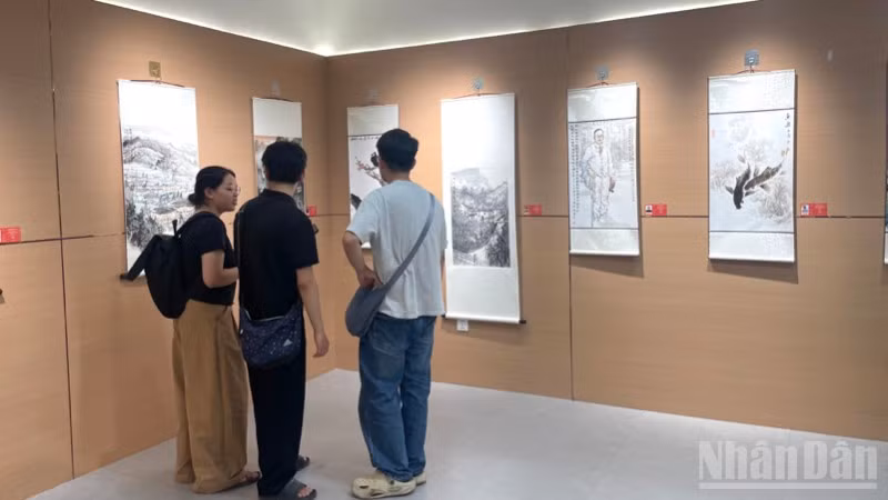 Trưng bày tác phẩm thư họa Trung Quốc. 