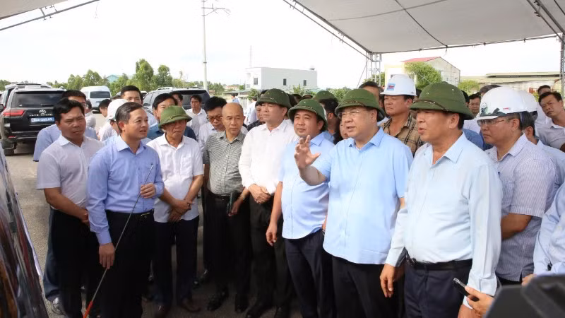 Phó Thủ tướng Thường trực Chính phủ và Đoàn công tác kiểm tra nút dự án đường vành đai 4.