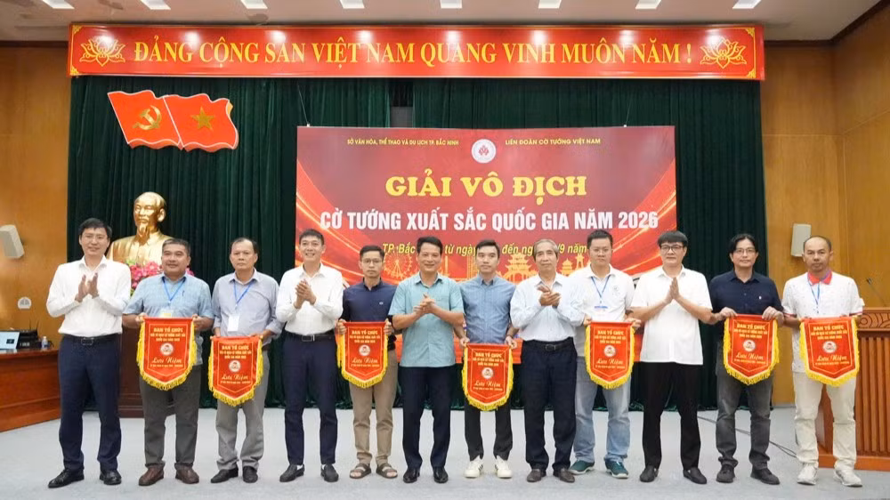 Ban tổ chức trao Cờ lưu niệm tặng các đội tham dự. (Ảnh: CD)