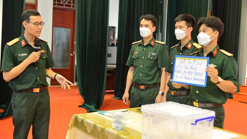 Cán bộ Viện Pháp y Quân đội hướng dẫn công tác lấy mẫu, bàn giao mẫu và số hóa thông tin mẫu hài cốt liệt sĩ tại Bắc Ninh. 
