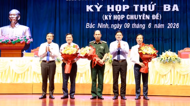 cac-dong-chi-lanh-dao-tang-hoa-chuc-mung-2262.jpg