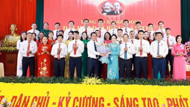 Phó Chủ tịch Ủy ban nhân dân tỉnh Bắc Ninh Lê Xuân Lợi chúc mừng Ban chấp hành Đảng bộ xã Sơn Động.