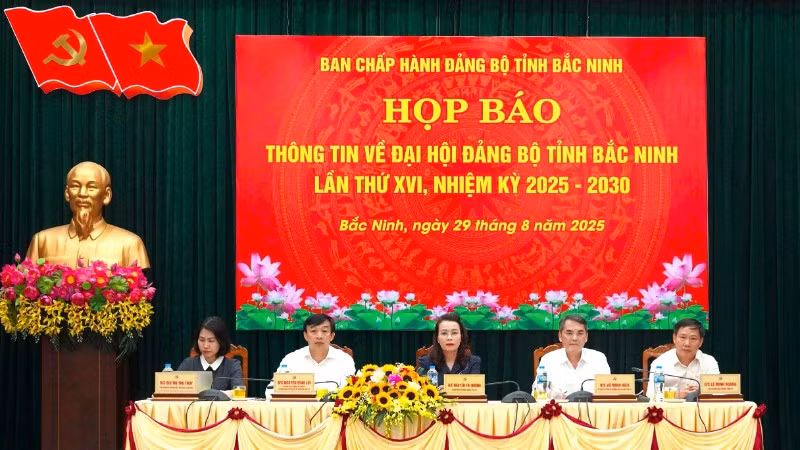 Các đồng chí chủ trì buổi họp báo.