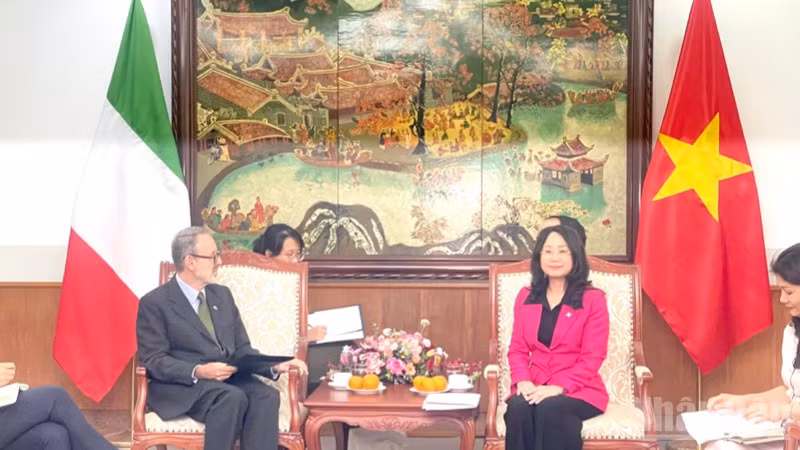 Bộ trưởng Lâm Thị Phương Thanh tiếp Đại sứ Marco Della Seta.