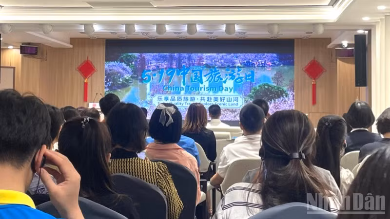 Quang cảnh chương trình giao lưu nhân dịp “Ngày Du lịch Trung Quốc 19/5".