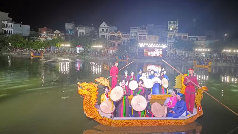 Biểu diễn dân ca quan họ trên thuyền, hoạt động văn hóa không thể thiếu tại Bắc Ninh trong những ngày Lễ.