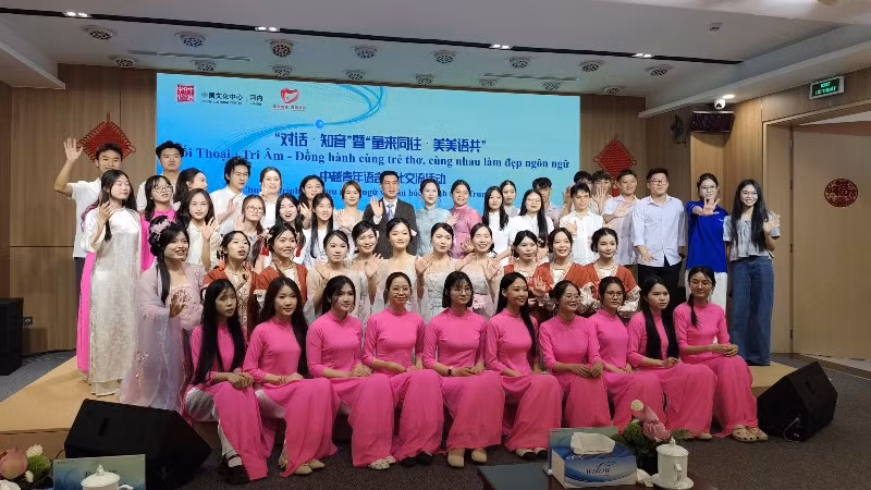 Thanh niên Việt Nam-Trung Quốc tham gia chương trình giao lưu văn hóa và ngôn ngữ. 