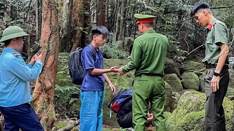 Lực lượng chức năng động viên, ổn định tâm lý du khách khi được giải cứu.