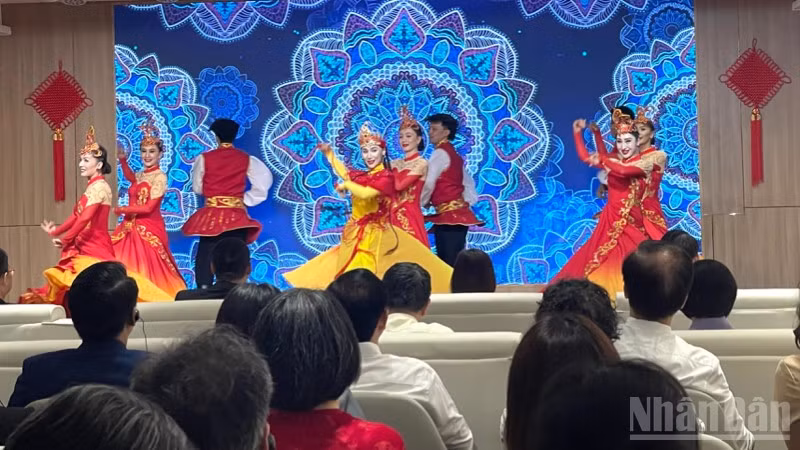 Tiết mục múa khai mạc chương trình. 