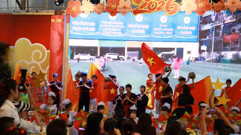 bieu-dien-nghe-thuat-dac-sac-chao-mung-le-khanh-thanh-san-choi-choi-choi-va-ngay-hoi-vui-choi-cho-tre-em-tai-pho-sach-ha-noi-anh-ngoc-duy-8125.jpg