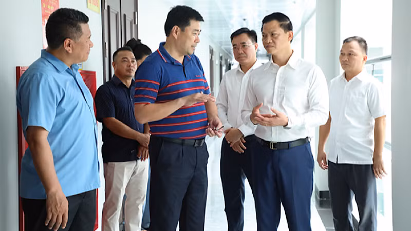 Chủ tịch Ủy ban nhân dân tỉnh Bắc Ninh Vương Quốc Tuấn kiểm tra cơ sở vật chất và động viên cán bộ, công chức, người lao động đang làm việc tại khu liên cơ quan của tỉnh.