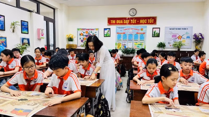 Cô và trò Trường tiểu học Suối Hoa, phường Kinh Bắc.