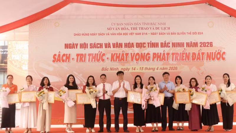 Ban tổ chức tặng hoa các đơn vị tham dự. 