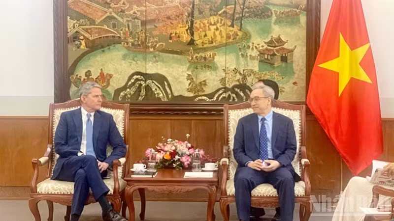 Thứ trưởng Văn hóa, Thể thao và Du lịch Phan Tâm tiếp ông Phil Nelson, Phó Chủ tịch điều hành, CNN International. 