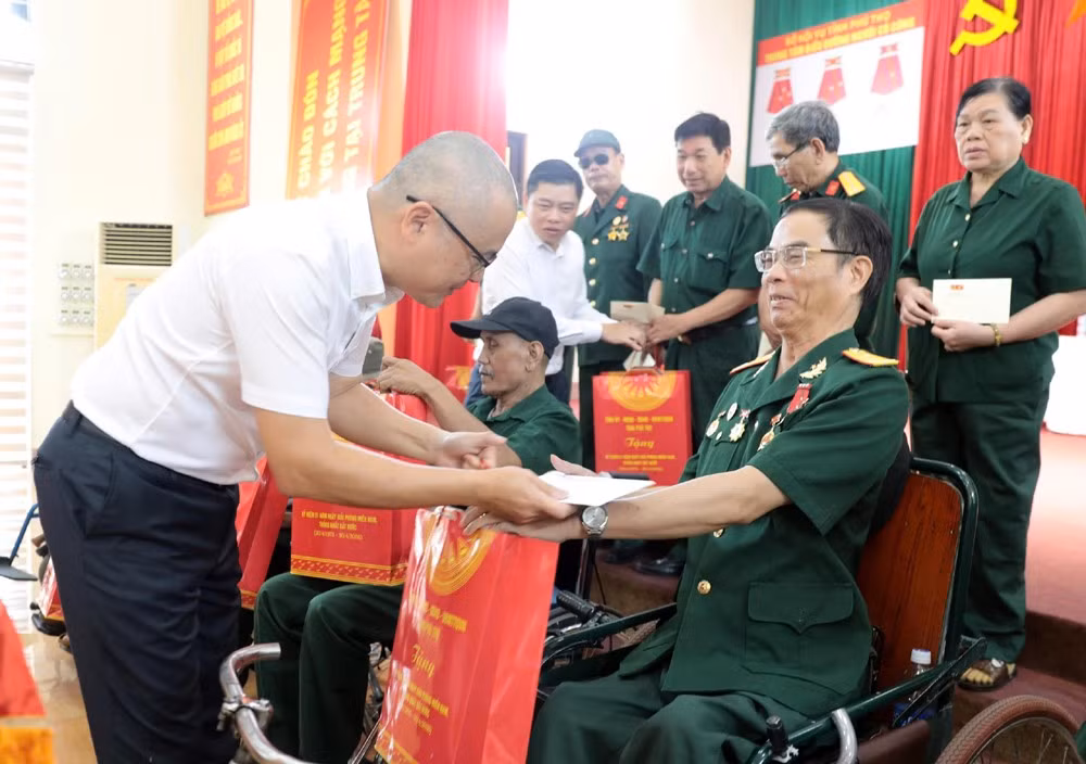 Bí thư Tỉnh ủy Phú Thọ Phạm Đại Dương trao quà của Tổng Bí thư, Chủ tịch nước Tô Lâm cho các thương, bệnh binh.
