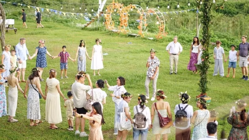 Tái hiện lễ hội mùa hè-Midsummer tại Hà Nội. (Ảnh: Đại sứ quán Thụy Điển)