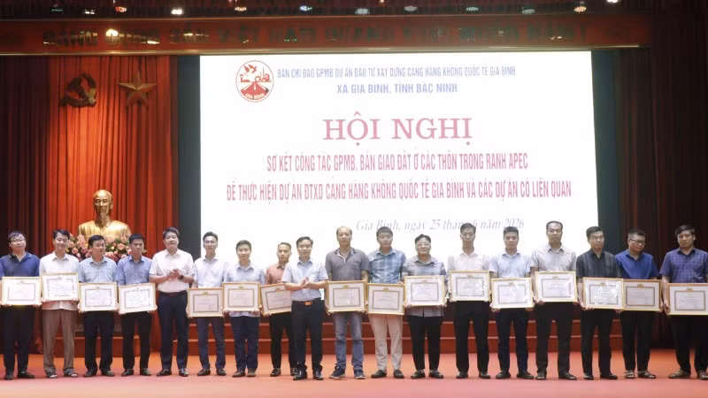 Ủy ban nhân dân xã Gia Bình khen thưởng nhiều tập thể, cá nhân có thành tích xuất sắc trong công tác giải phóng mặt bằng dự án.