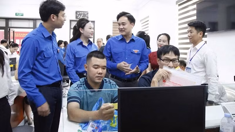 Lãnh đạo Tỉnh đoàn Bắc Ninh động viên các tình nguyện viên tham gia hỗ trợ tại phường Bắc Giang.