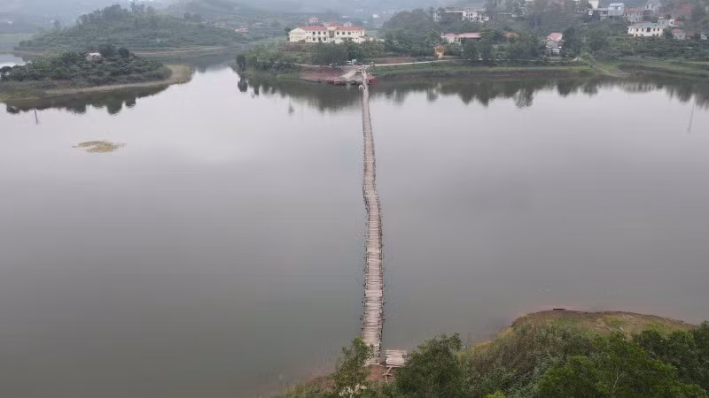 Chiếc cầu phao tạm như sợi chỉ vắt ngang lòng hồ Cấm Sơn đã tồn tại từ năm 2018.