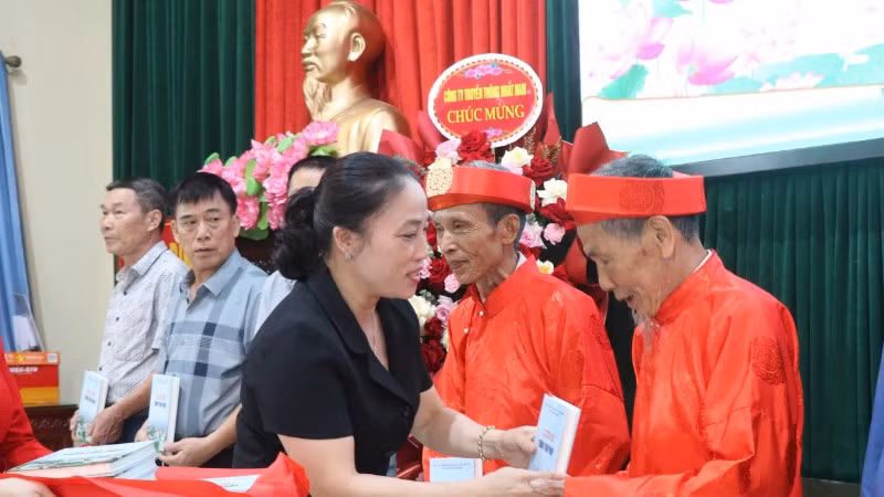 Ban Tổ chức tặng sách tới đại diện các thôn.