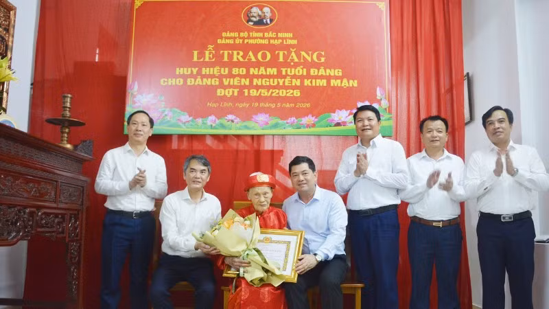 Các đồng chí lãnh đạo Tỉnh ủy Bắc Ninh và phường Hạp Lĩnh chúc mừng đảng viên Nguyễn Kim Mận vinh dự nhận Huy hiệu 80 năm tuổi Đảng.