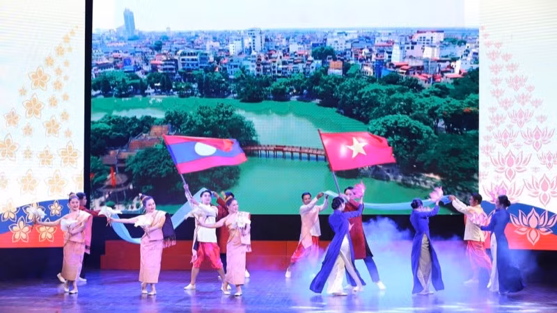 Chương trình biểu diễn do đoàn nghệ thuật nước Cộng hòa Dân chủ Nhân dân Lào thực hiện. (Ảnh: VIỆT HÙNG)
