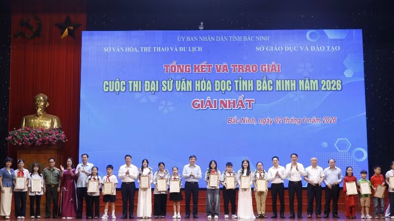 Ban tổ chức trao thưởng tặng các Đại sứ Văn hóa đọc tiêu biểu năm 2026.