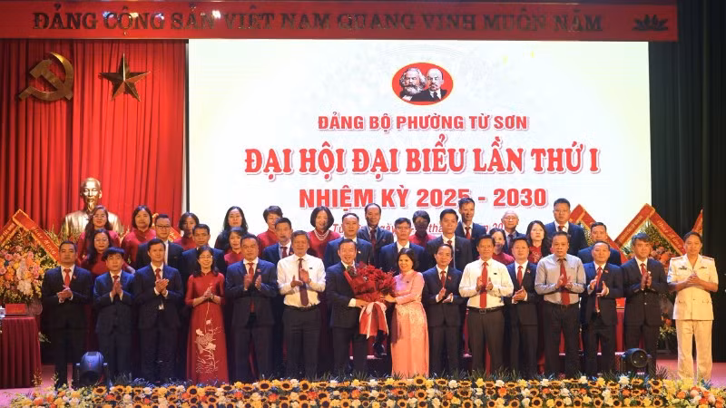 Ban chấp hành Đảng bộ phường Từ Sơn nhiệm kỳ mới ra mắt.