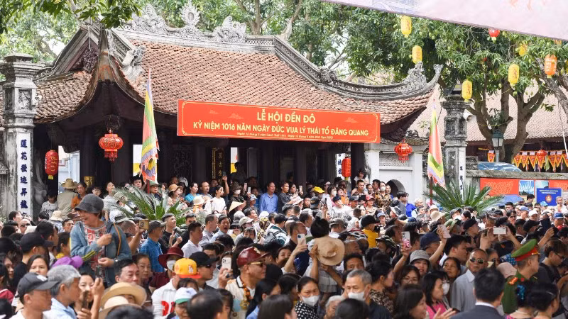 Lễ hội Đền Đô năm 2026 diễn ra trùng kỳ nghỉ lễ nên thu hút đông đảo du khách và nhân dân tham dự.