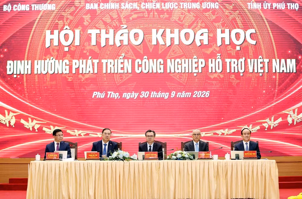 Các đồng chí lãnh đạo chủ trì hội thảo. (Ảnh: Ngọc Long)
