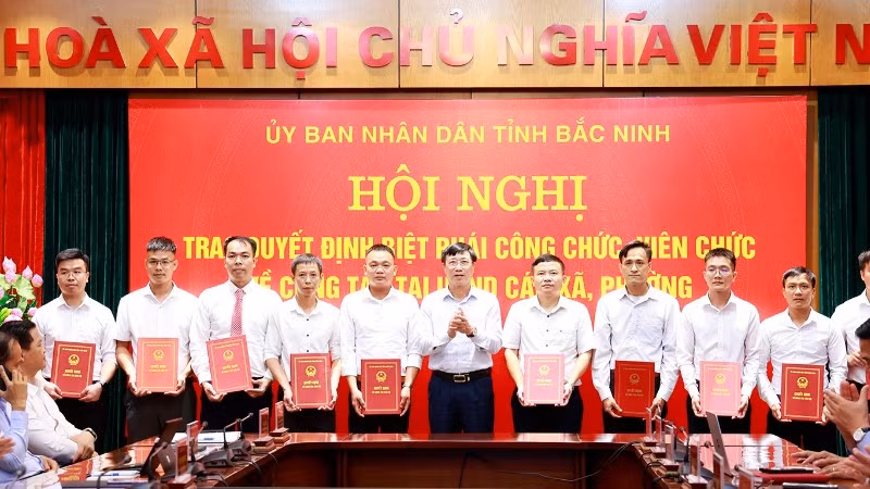 Các viên chức nhận quyết định biệt phái về công tác tại xã, phường.