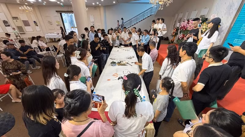 Triển lãm thu hút đông đảo công chúng thưởng lãm các tác phẩm hội họa. (Ảnh: Ban tổ chức)