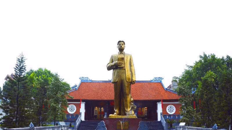 Tượng đài Tổng Bí thư Nguyễn Văn Cừ trong khuôn viên khu lưu niệm.
