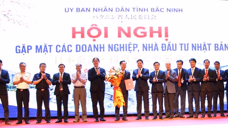Lãnh đạo tỉnh Bắc Ninh trao Quyết định thành lập Tổ xúc tiến và hỗ trợ đầu tư Nhật Bản.