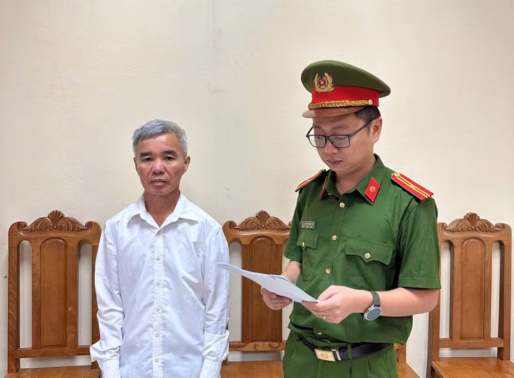 Cơ quan Cảnh sát điều tra công bố Quyết định khởi tố bị can, lệnh cấm đi khỏi nơi cư trú đối với Bạch Chí Điển. (Ảnh: Công an Phú Thọ)