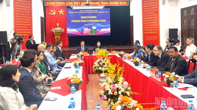 Các đại sứ, đại biện, trưởng các cơ quan, tổ chức quốc tế thăm quan Làng Văn hóa-Du lịch các dân tộc Việt Nam. 