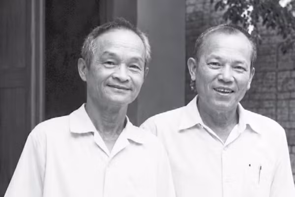 Nhà báo Đức Thi (bên trái) và nhà báo Tân Thanh ở Campuchia.