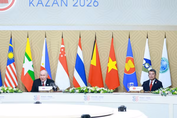 Thủ tướng Chính phủ Lê Minh Hưng tham dự Phiên ăn trưa làm việc do Tổng thống Liên bang Nga Vladimir V. Putin chủ trì. (Ảnh: VGP/Nhật Bắc)