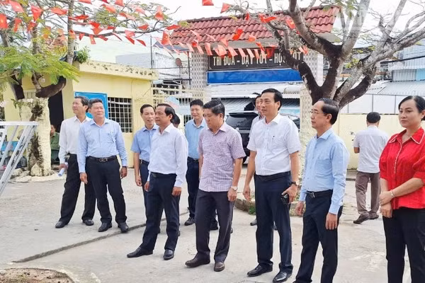  Đồng chí Hồ Thanh Thủy (thứ hai từ trái qua), Phó Bí thư Tỉnh ủy Cà Mau đến thăm, làm việc với Thường trực Đảng ủy xã Hòa Bình.