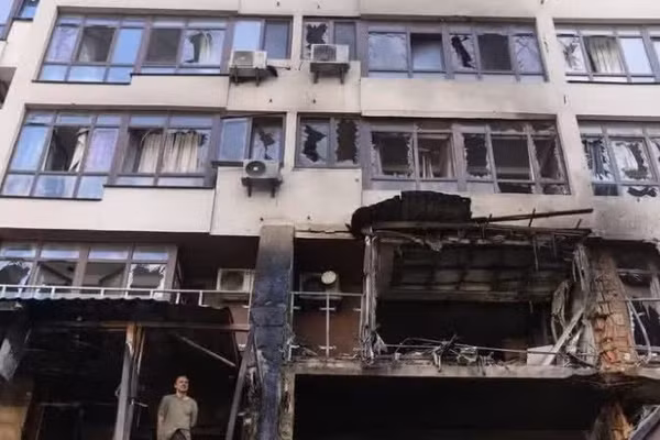 Một tòa nhà bị hư hỏng tại quận Shevchenkivskyi ở thủ đô Kiev, Ukraine ngày 21/7/2025. (Ảnh: THX/TTXVN)