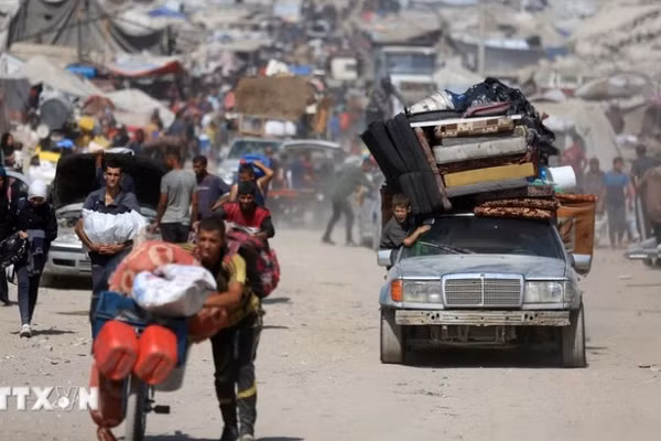 Người dân Palestine sơ tán tránh xung đột tại Gaza. (Ảnh: THX/TTXVN)